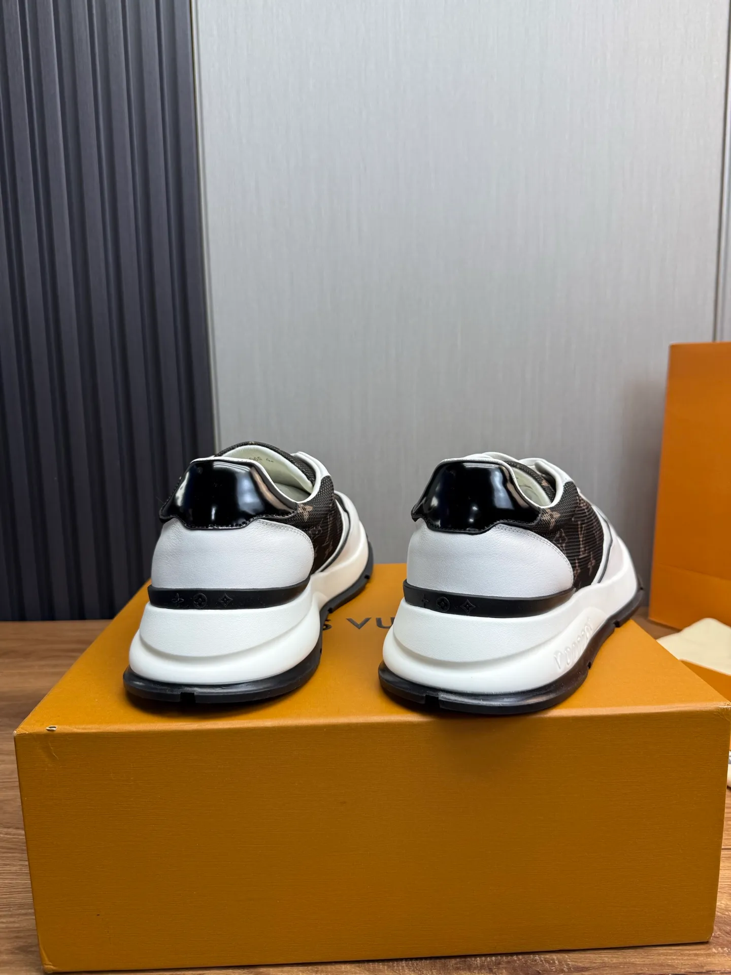 Men's shoes 💰800💰 LOUIS VUITTON [Luden Yiwei] Brand new trendy Lv is on the market 🎁, casual and fashionable men's shoes 👟Original 1:1 shipment✅ The upper is made of imported brand leather + cowhide lining, the original wear-resistant rubber outsole, the version is simple and elegant, exclusive for trendy men. 38-44 (customized at 38.45)